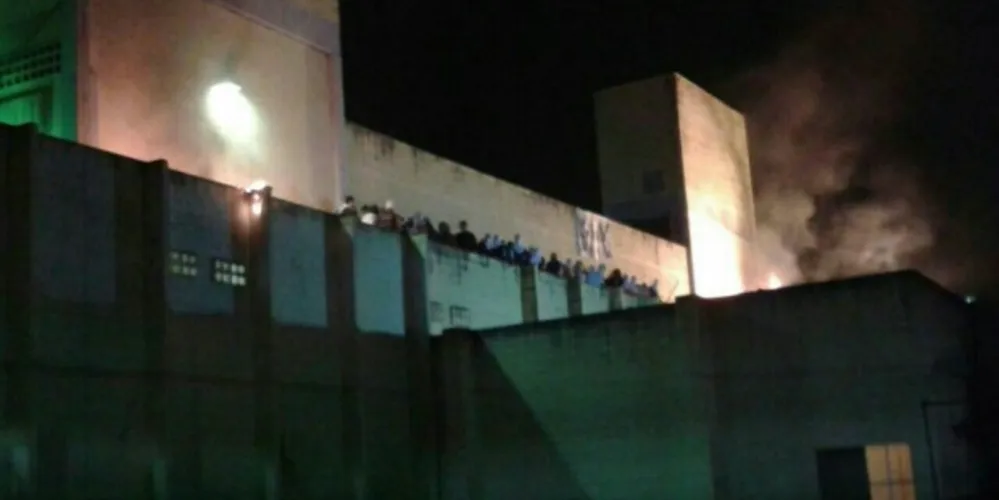 Imagem ilustrativa da imagem Rebelião completa 24h e presos exigem construção de muro