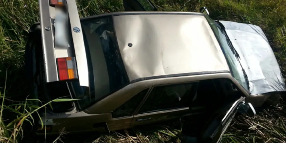 Imagem ilustrativa da imagem Motorista vai ajudar jovem que capotou carro e acaba assaltado
