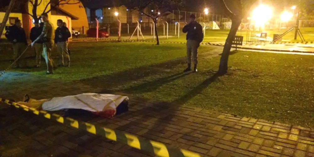 Imagem ilustrativa da imagem Adolescente sai para namorar e morre esfaqueado em praça