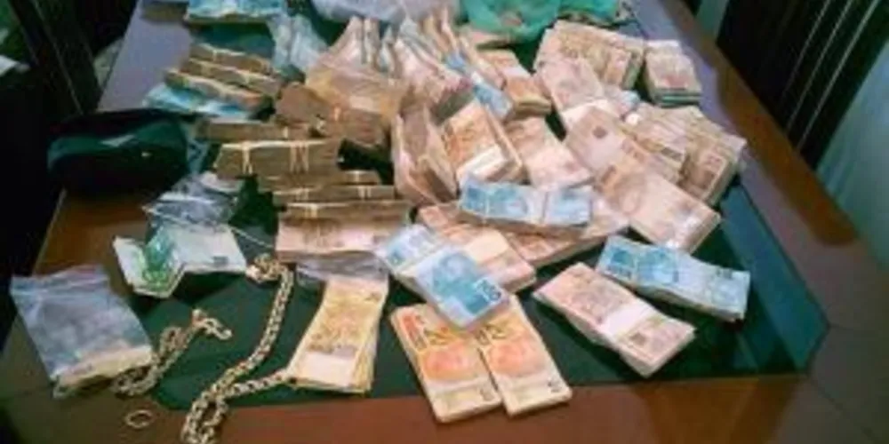 Imagem ilustrativa da imagem Operação apreende mais de R$ 300 mil nas casas de policiais militares