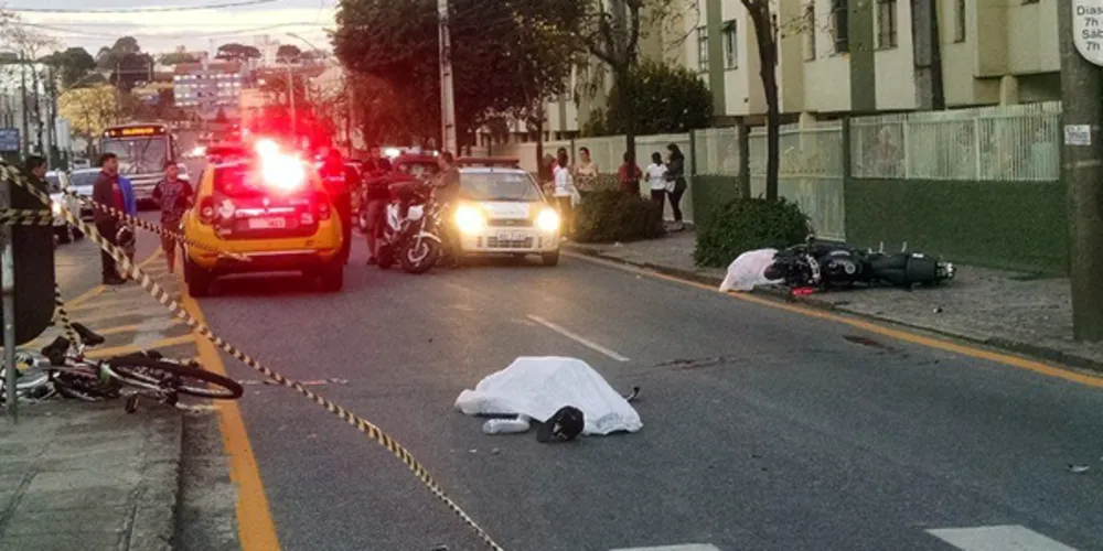 Imagem ilustrativa da imagem Acidente entre moto e bicicleta termina com dois mortos
