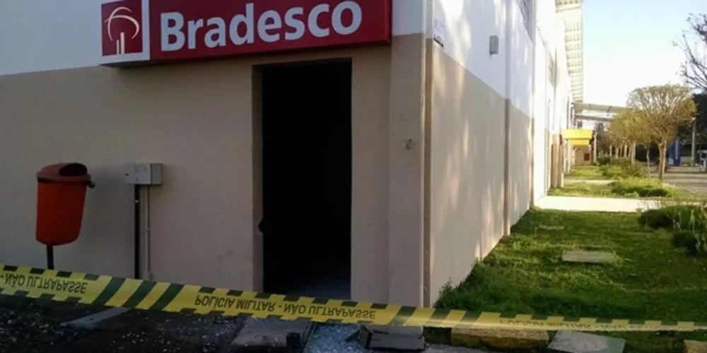Imagem ilustrativa da imagem Bandidos rendem vigilantes e explodem caixas eletrônicos