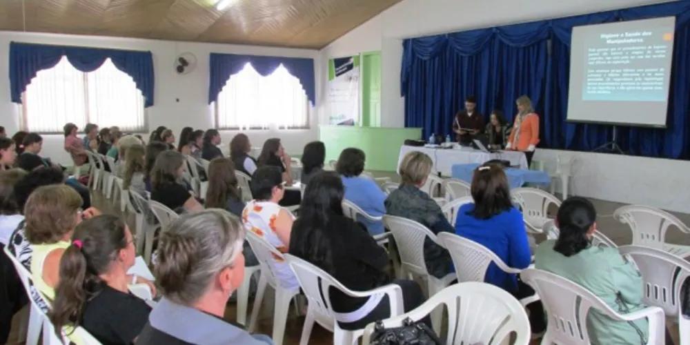 Imagem ilustrativa da imagem Merendeiras de escolas municipais recebem capacitação