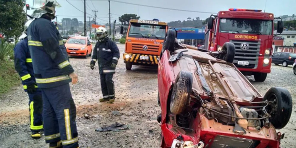 Imagem ilustrativa da imagem Após briga, marido deixa mulher e crianças após capotar carro 
