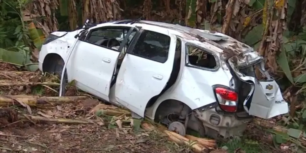 Imagem ilustrativa da imagem Carro despenca de barranco e turistas curitibanas morrem