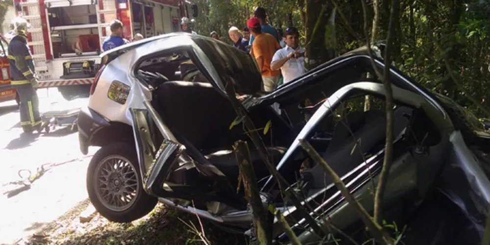 Imagem ilustrativa da imagem Rapaz fica preso em carro após capotar e bater contra árvores