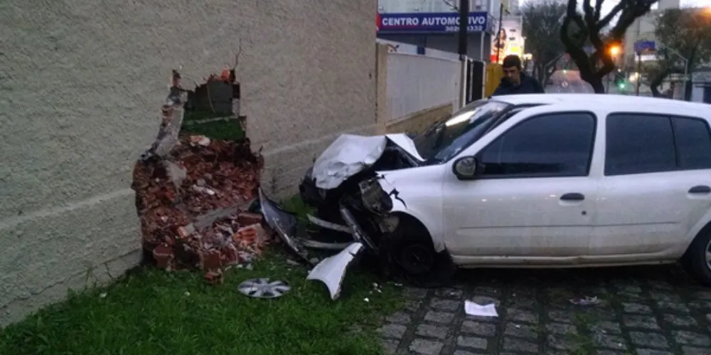 Imagem ilustrativa da imagem Jovem perde controle do carro e bate em muro