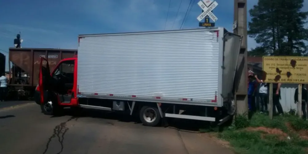 Imagem ilustrativa da imagem Acidente com trem fecha avenida Monteiro Lobato