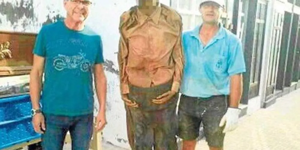 Imagem ilustrativa da imagem Coveiro é suspenso após selfie com cadáver