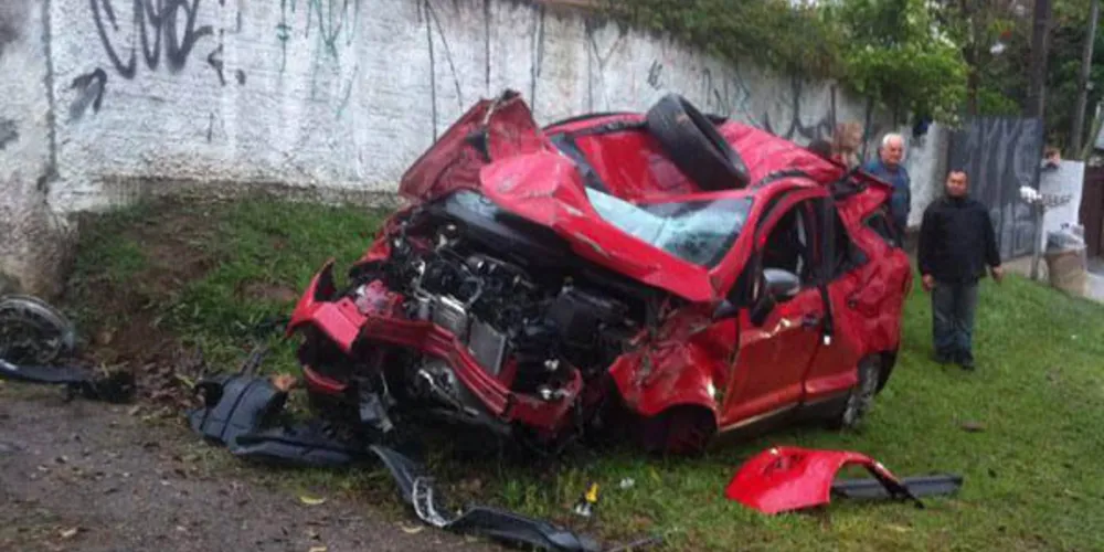 Imagem ilustrativa da imagem Motorista perde controle e carro bate em árvores