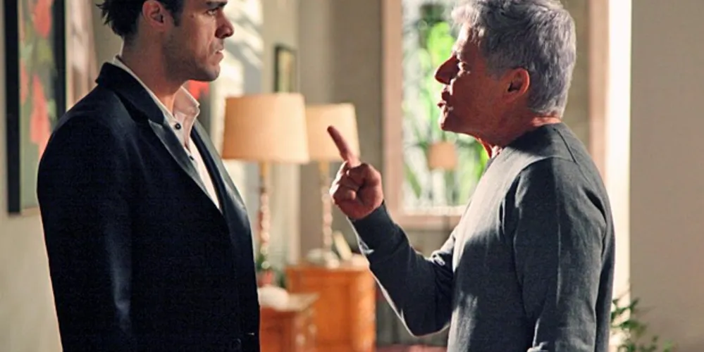 Imagem ilustrativa da imagem Cláudio sofre ao expulsar Enrico de casa