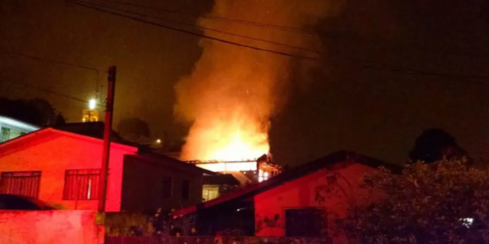 Imagem ilustrativa da imagem Incêndio de grandes proporções destrói casa e assusta vizinhos