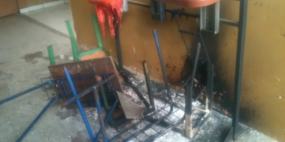 Imagem ilustrativa da imagem Vândalos destroem lixeiras em escola de Telêmaco Borba