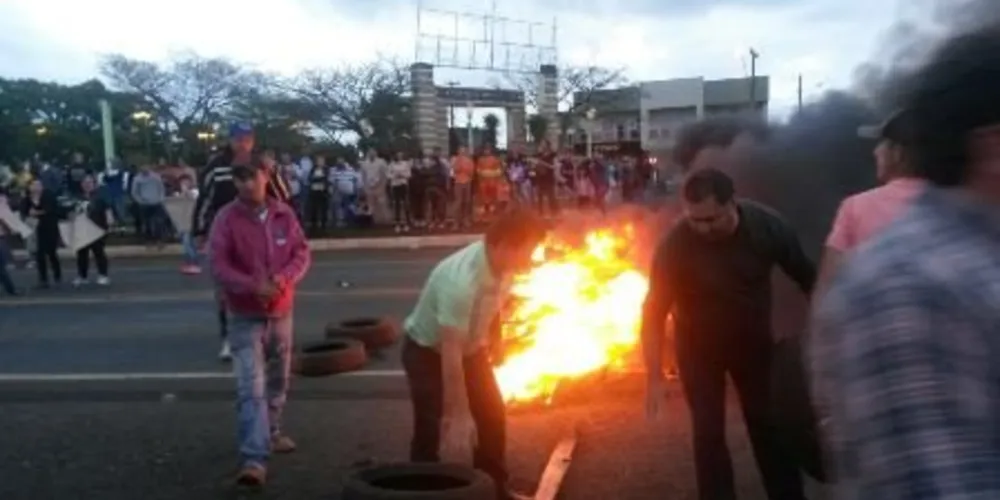 Imagem ilustrativa da imagem Manifestantes bloqueiam BR-376 por segurança