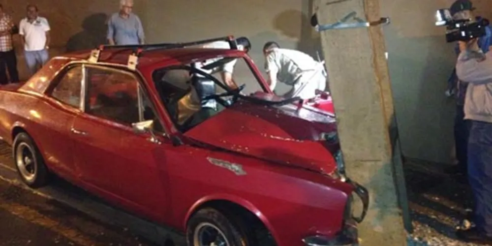 Imagem ilustrativa da imagem Homem furta carro e bate contra poste no centro 