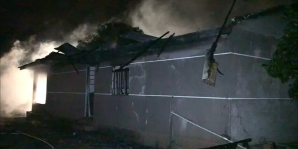 Imagem ilustrativa da imagem Família que teve casa incendiada recebe doações