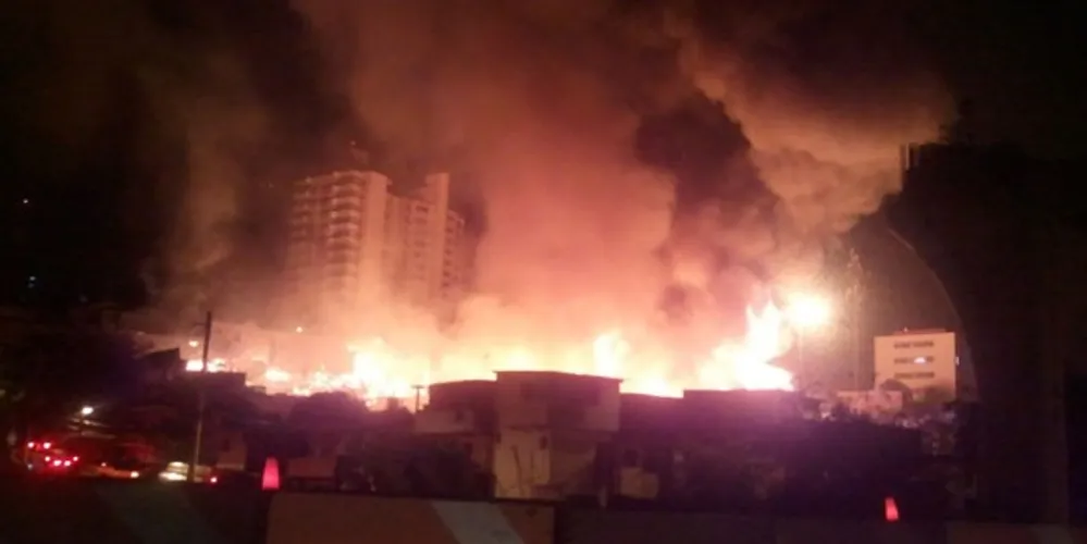 Imagem ilustrativa da imagem Incêndio em favela deixa mais de 500 famílias desabrigadas em SP