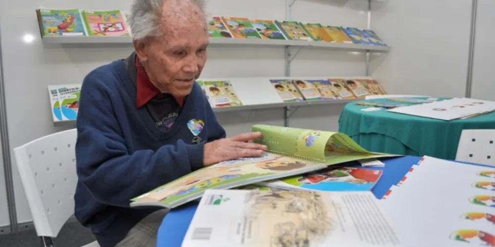 Imagem ilustrativa da imagem Aos 71 anos, José Martins não abre mão dos livros
