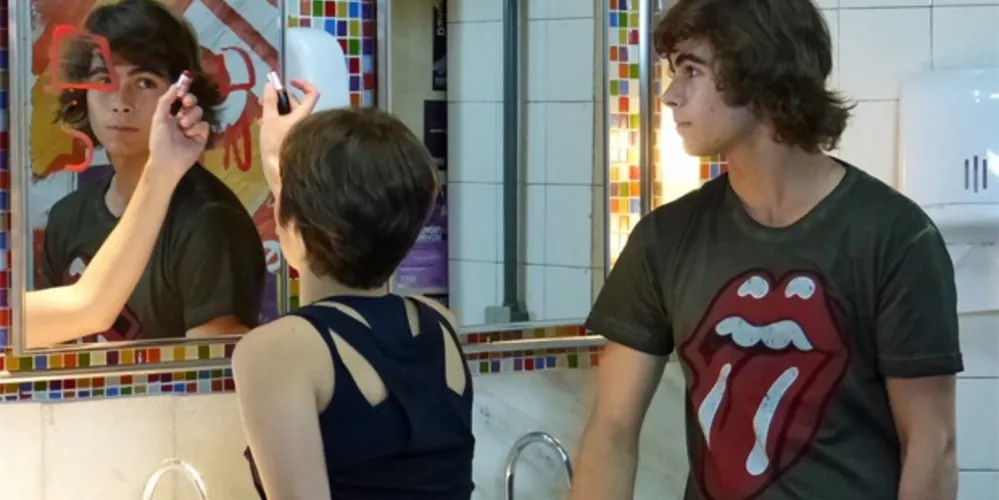 Imagem ilustrativa da imagem Pedro tranca Karina no banheiro e pede garota em namoro
