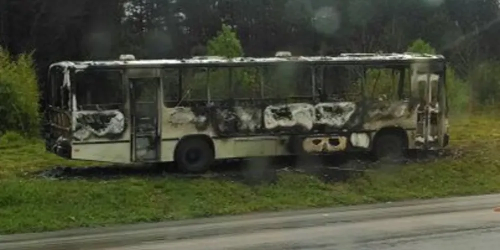 Imagem ilustrativa da imagem Ônibus de candidato a deputado estadual é incendiado