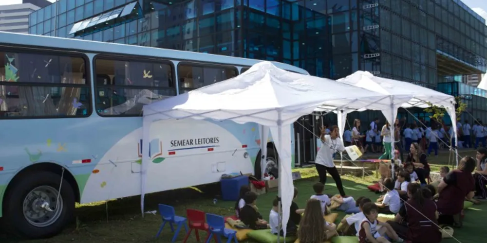 Imagem ilustrativa da imagem 'Ônibus da Leitura' encanta crianças no Congresso