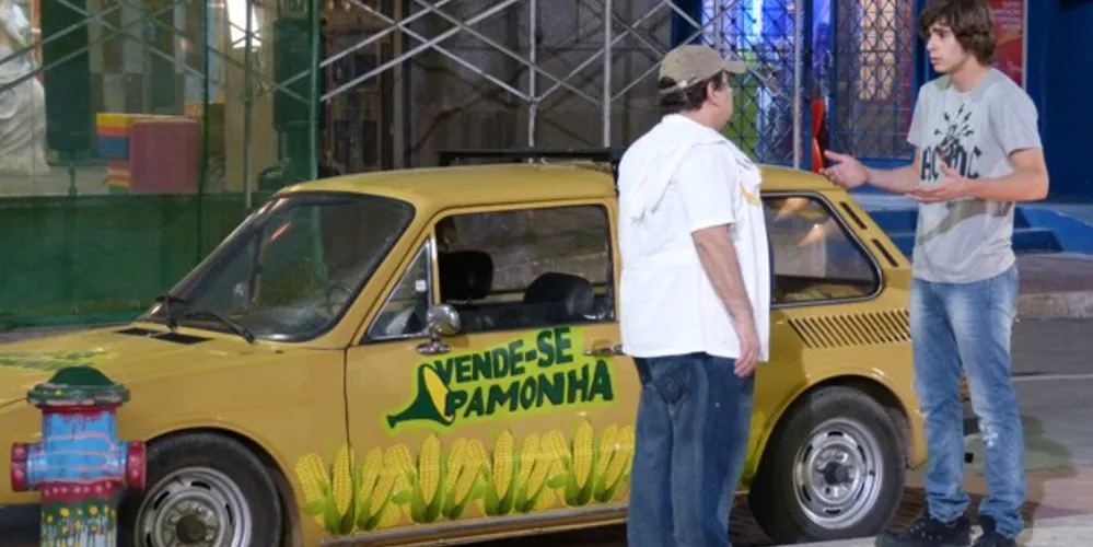 Imagem ilustrativa da imagem Pedro consegue um carro de som e se declara para Karina