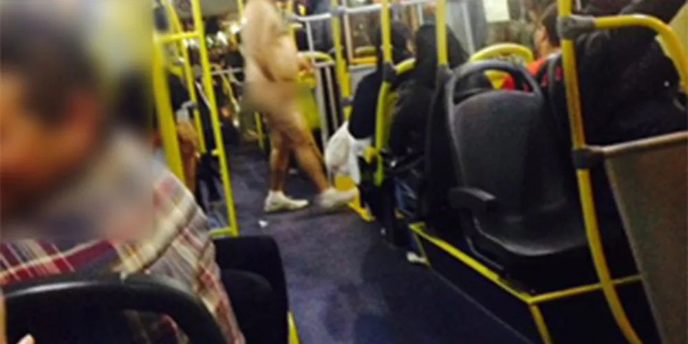 Imagem ilustrativa da imagem Homem embarca nu em ônibus e é fotografado por passageiros