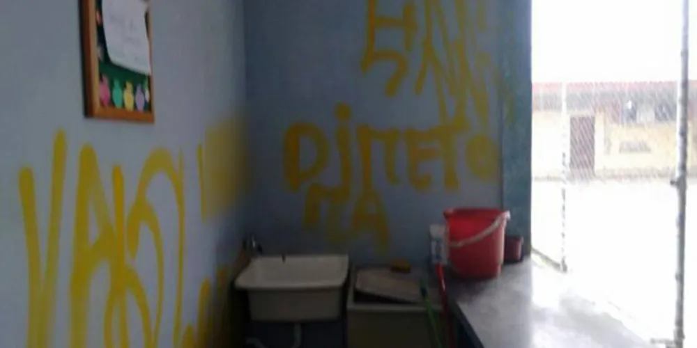 Imagem ilustrativa da imagem Pichadores invadem escola e aulas são suspensas