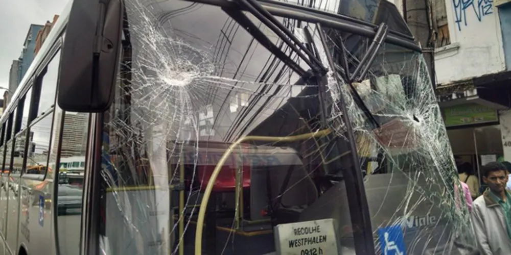 Imagem ilustrativa da imagem Mecânico é prensado por dois ônibus durante conserto