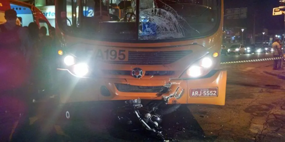 Imagem ilustrativa da imagem Irmãos gêmeos sofrem acidente e vão parar embaixo de ônibus