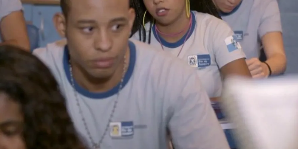 Imagem ilustrativa da imagem Malhação: Sol se declara para Wallace na frente da turma