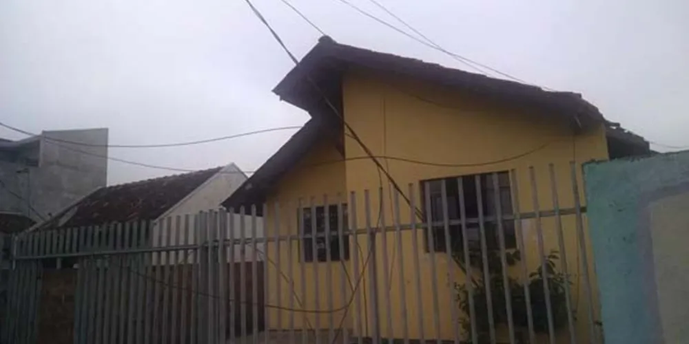 Imagem ilustrativa da imagem Caminhoneiro derruba postes, deixa moradores sem luz e foge