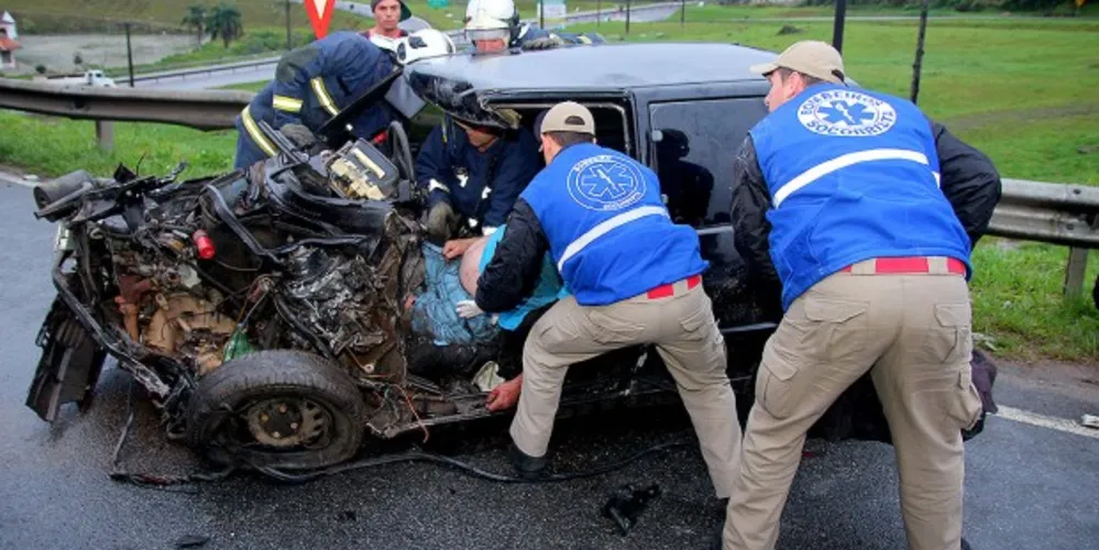 Imagem ilustrativa da imagem Colisão entre carro e caminhão deixa cinco feridos