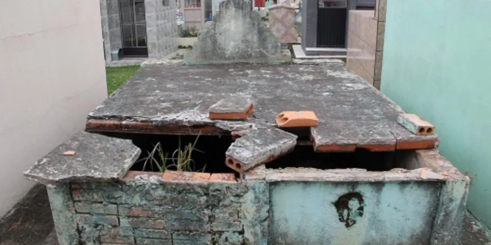 Imagem ilustrativa da imagem Túmulo é alvo de vandalismo e caixão fica exposto