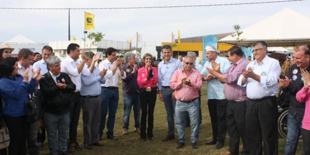 Imagem ilustrativa da imagem Prefeitos da região acompanham Beto Richa em PG