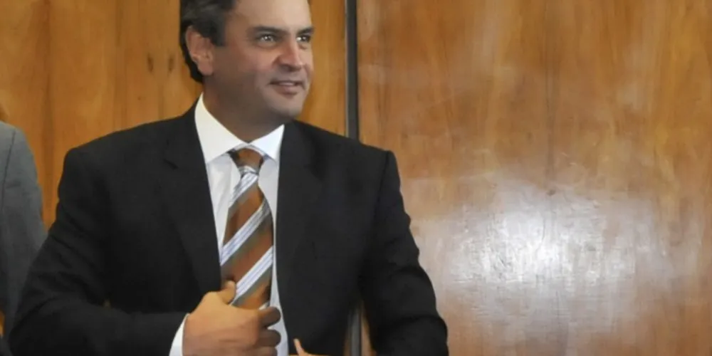Imagem ilustrativa da imagem Aécio propõe bolsa para jovens concluírem ensino médio