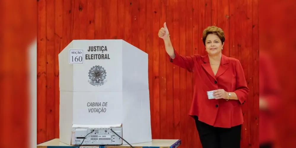 Imagem ilustrativa da imagem Dilma é reeleita em 2º turno mais acirrado da história