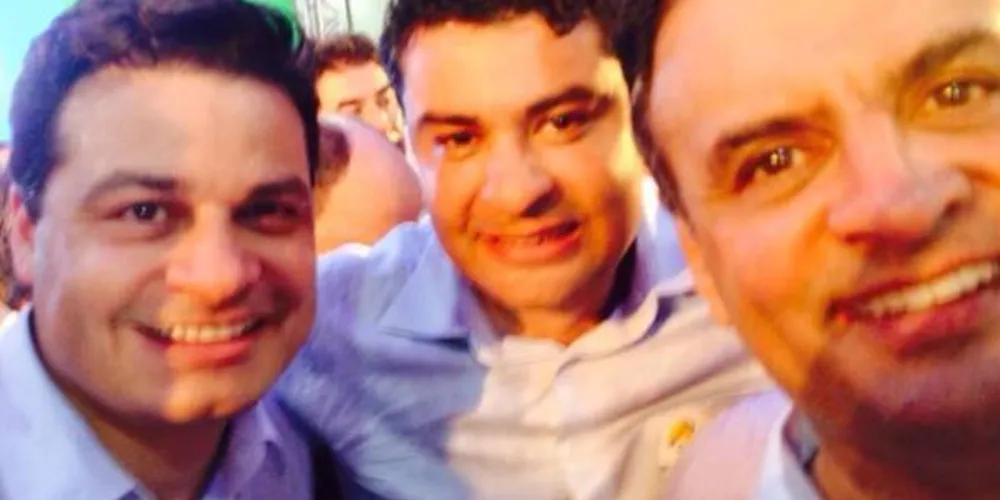 Imagem ilustrativa da imagem Marcelo e Sandro Alex fazem selfie com Aécio Neves