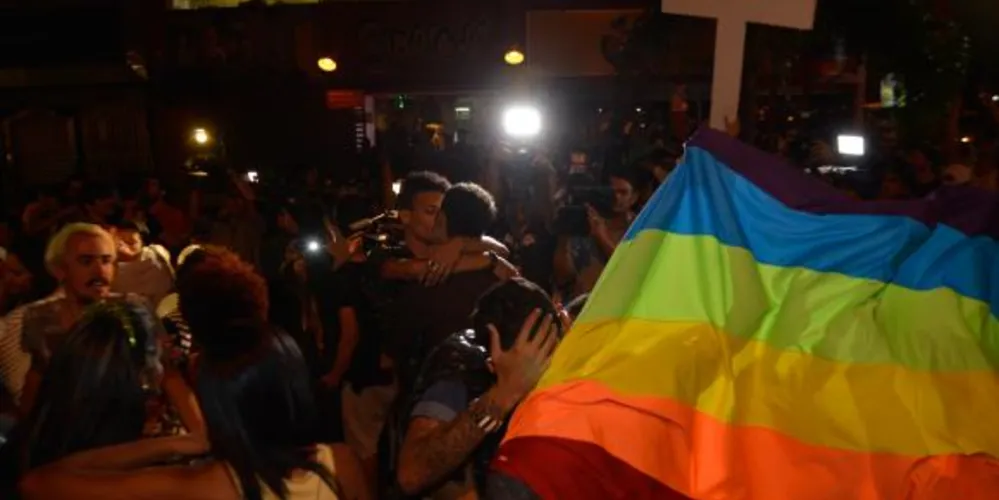 Imagem ilustrativa da imagem Manifestantes fazem beijaço contra homofobia após agressão