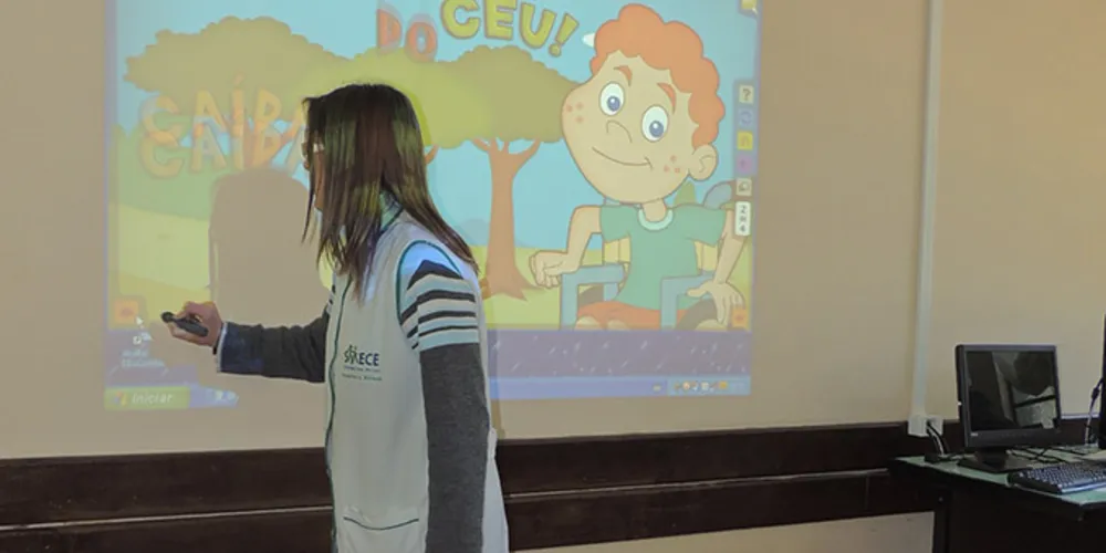 Imagem ilustrativa da imagem Escolas municipais de Jaguariaíva recebem lousas digitais