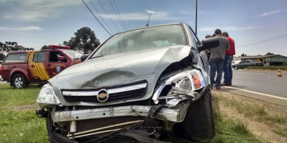 Imagem ilustrativa da imagem Carros batem na Souza Naves e ocupantes saem ilesos
