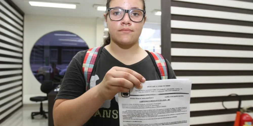 Imagem ilustrativa da imagem De porta em porta, atleta de PG busca recursos para competir