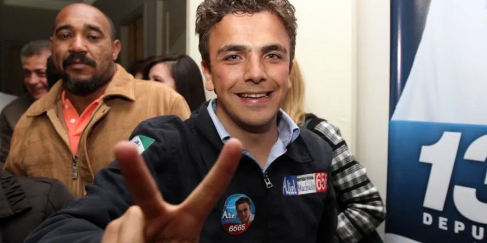 Imagem ilustrativa da imagem À esquerda, pela primeira vez