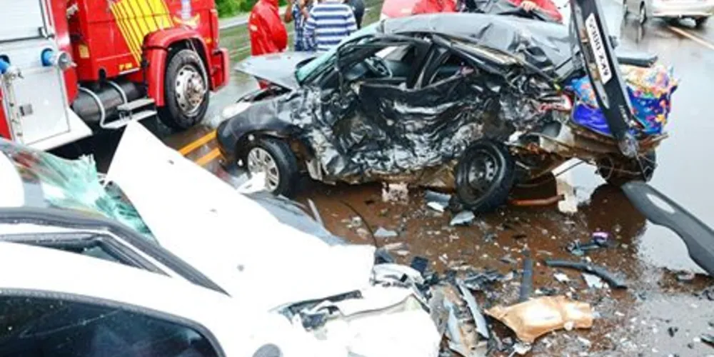 Imagem ilustrativa da imagem Carro desliza na pista, bate em outro veículo e motorista morre