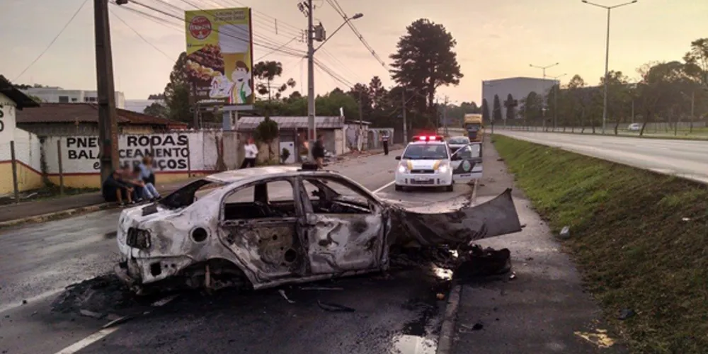 Imagem ilustrativa da imagem Carro sai da pista, derruba muro e pega fogo na BR-116