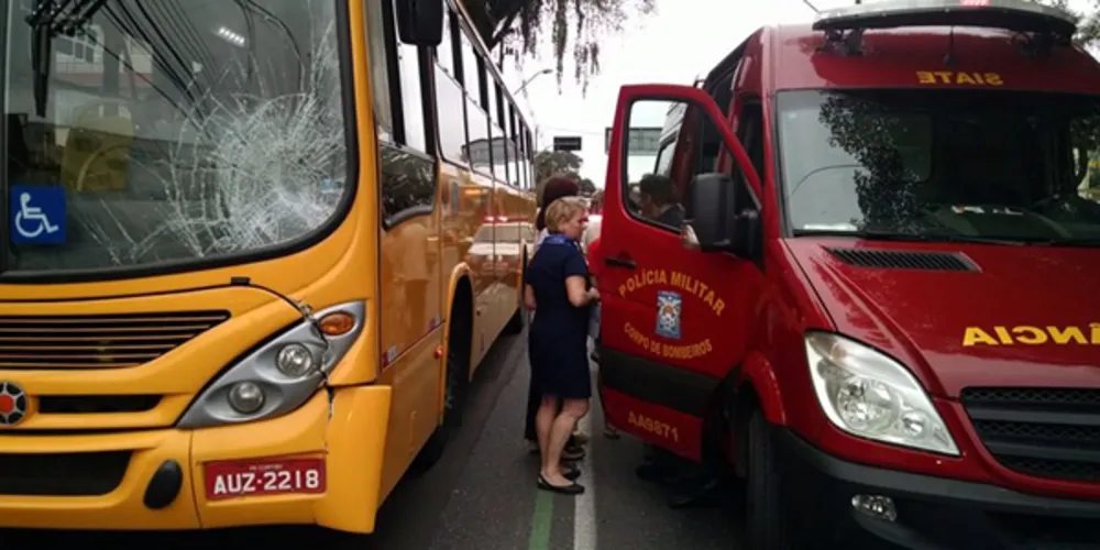 Imagem ilustrativa da imagem Jovem fica em estado gravíssimo após ser atropelado por ônibus