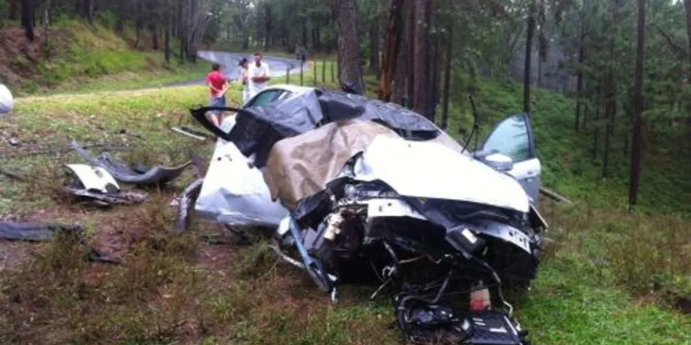 Imagem ilustrativa da imagem Carro fica destruído ao bater em árvore na PR-487