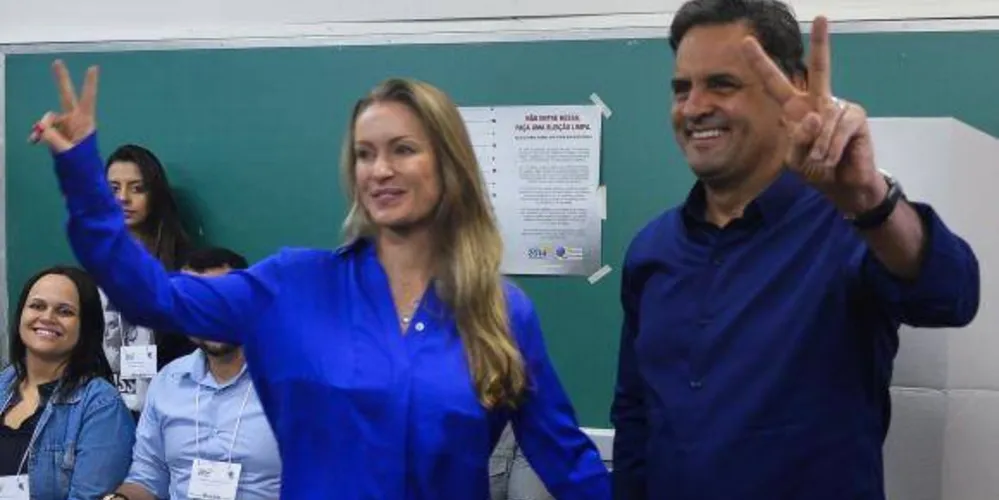 Imagem ilustrativa da imagem Acompanhado da mulher, Aécio vota em escola em Minas Gerais