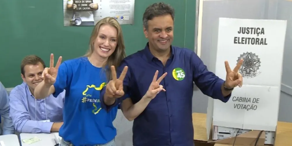 Imagem ilustrativa da imagem Aécio deixa colégio eleitoral com o V da vitória