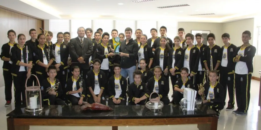 Imagem ilustrativa da imagem Banda Jovem entrega troféu ao prefeito de Guarapuava